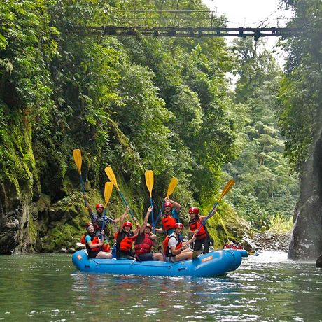 Blick auf eine Ausflugsgruppe beim Rafting auf dem Fluss Pacuare III-IV