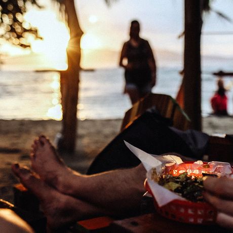Nehmen Sie ein köstliches Mahl bei atemberaubenden Sonnenuntergängen des Pazifiks ein