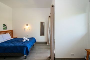 Hotel Yuli Standardzimmer Queen Doppelbett blau