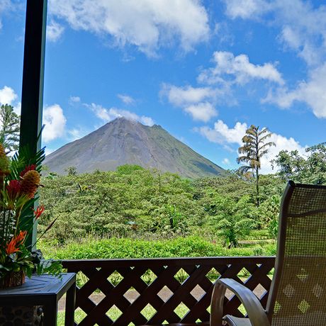 Blick von der Terrasse auf den Vulkan