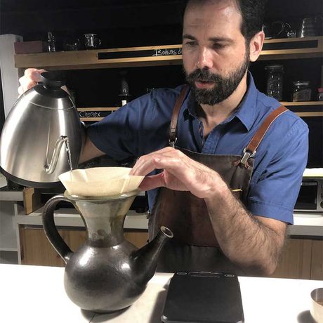 Blick auf einen Mitarbeiter bei der Zubereitung von Kaffee bei dem Tagesausflug Kulinarische Moderne in San José