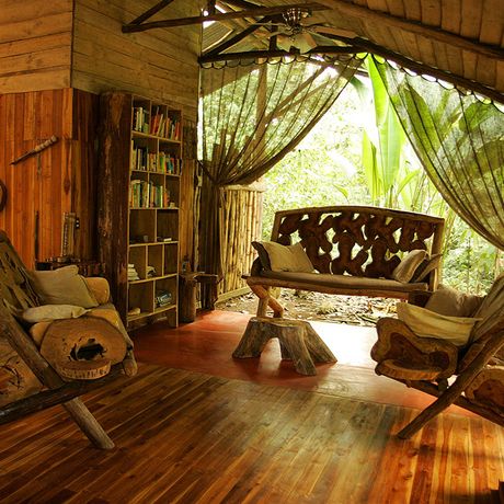 Wohnbereich im Standard-Zimmer der Duschungel-Lodge Danta Corcovado