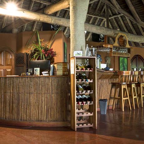 Blick auf die Rezeption und die Bar der Dschungel-Lodge Luna Lodge 