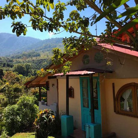 Blick auf Río-Chirripó-Lodge-Casa cafe von außen