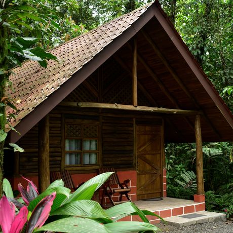 Ökolodge Arenal Oasis Galerie Seitenansicht Holzhütte mit Terrasse