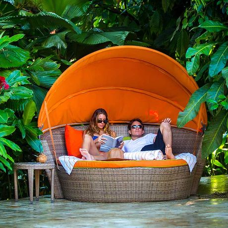 Gemütliche Entspannungsmöglichkeit im Außenbereich des Resort Nayara