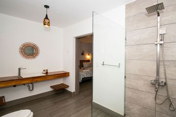 Hotel Yuli Superiorzimmer King Badezimmer Dusche