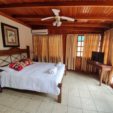 Blick auf ein Bett im Schlafzimmer der Pension Turrialba B&B