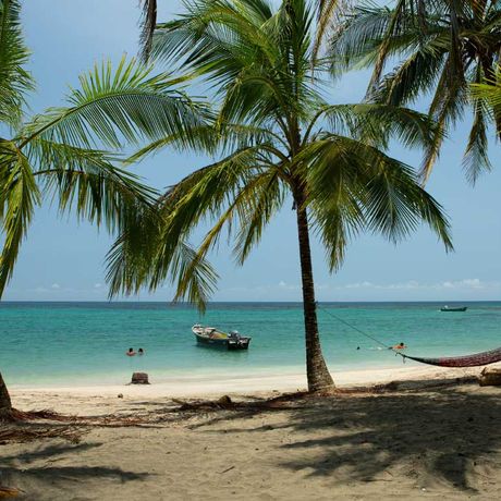 Costa Rica Karibikküste Strandleben unter Palmen