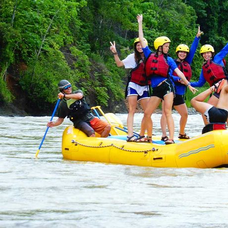 Ausflugsgruppe beim Rafting auf dem Fluss Guabo Klasse II, III+, V 