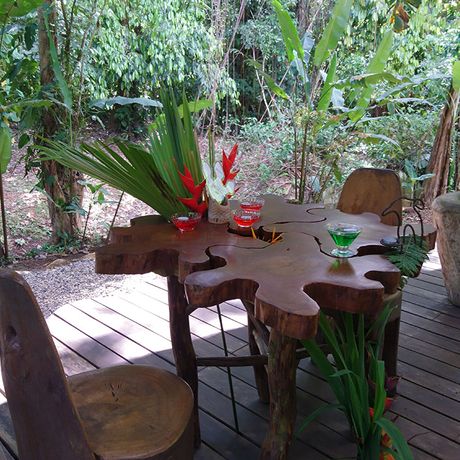 Esstisch im Essbereich der Duschungel-Lodge Danta Corcovado