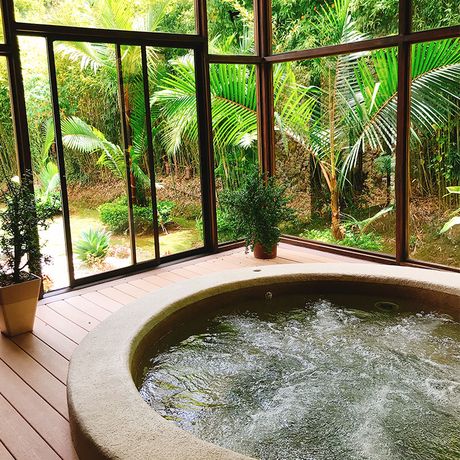 Gönnen Sie Ihren Muskeln eine kleine Auszeit und entspannen Sie im Whirlpool mit Blick auf die beeindruckende Natur Costa Ricas.