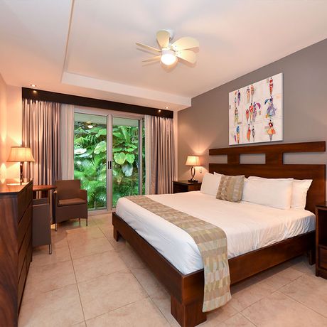 Blick ins Schlafzimmer des Standardzimmer Dschungel im Ferienhaus Tulemar Resort