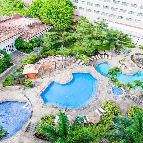 Blick auf den Pool des Hotel Intercontinental