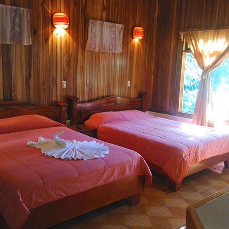 Blick auf die Betten eines Standardzimmers in der Pension Monteverde Villa Lodge