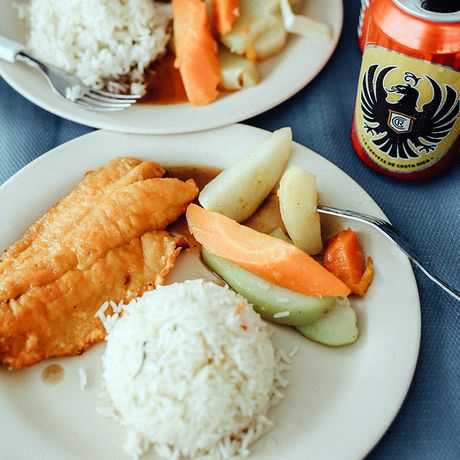 Zwar ist Reis ein fester Bestandteil des costa-ricanischen Essens, doch die weiteren Zutaten variieren. Von Fisch über Huhn bis hin zur Kochbanane ist alles dabei. 