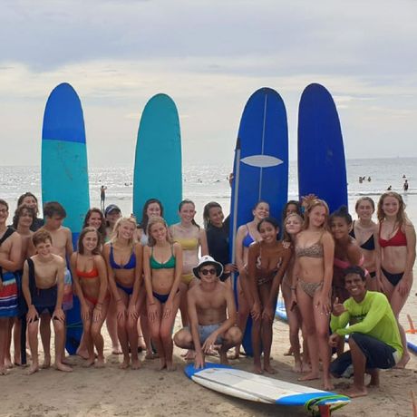 Blick auf eine Surfergruppe