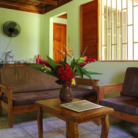 Blick auf ein eine Sitzecke des Bungalows der Dschungel-Lodge Hacienda Barú
