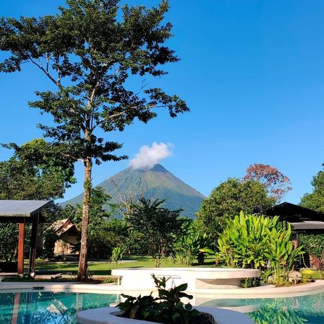 Arenal Glamping Galerie Ausblick auf Pool und Vulkan