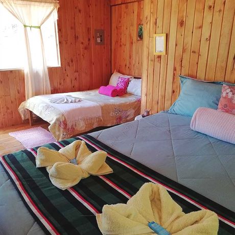 Blick auf ein Einzel- und Doppelbett im 3 Personen Bungalow in Miriam's-Quetzals