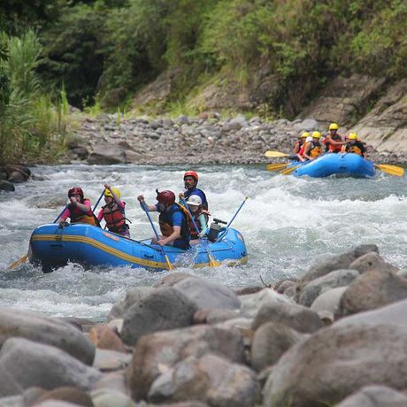 Blick auf eine Ausflugsgruppe beim Familienrafting auf dem Fluss Pejibaye Klasse II-III