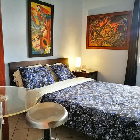 Das Economyzimmer ist mit einem Doppelbett möbliert und mit tropischen Bildern dekoriert. 
