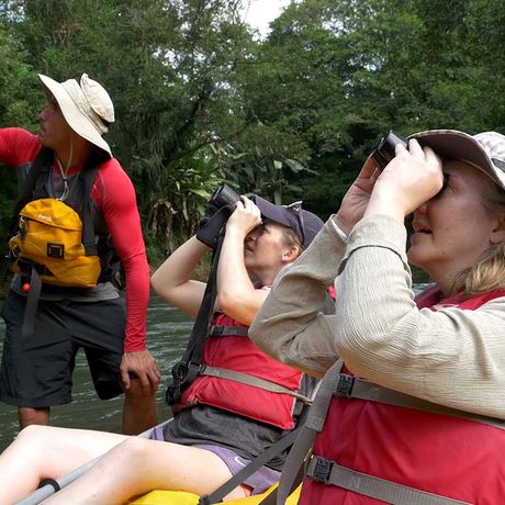 Blick auf eine Ausflugsgruppe bei der Flusssafari Peñas Blancas