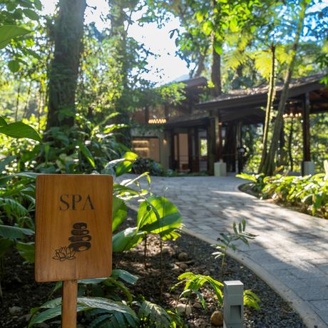 Hotel Rio Celeste Hideaway Galerie Hinweischild am Weg zum Spa