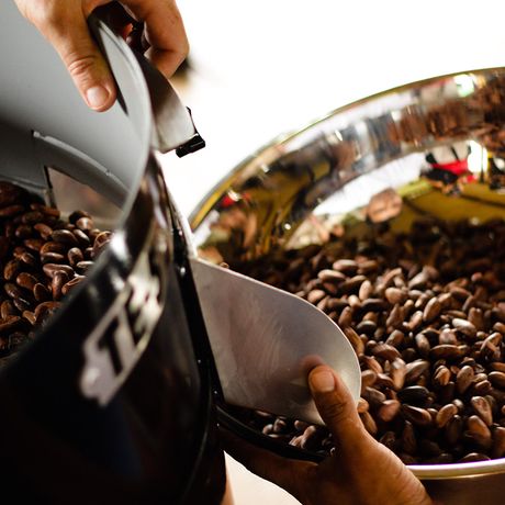 Genießen Sie eine Tasse frischen costa-ricanischen Kaffee. 
