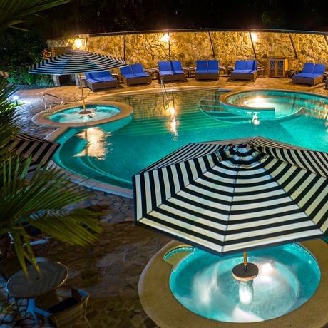 Hotel Rio Celeste Hideaway Galerie Blick auf den Poolbereich mit Sonnenliegen