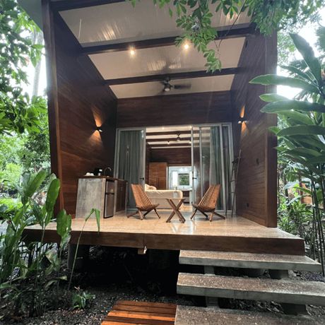 Casa Viva Lodge Deluxestudio Stühle Blick auf Stühle