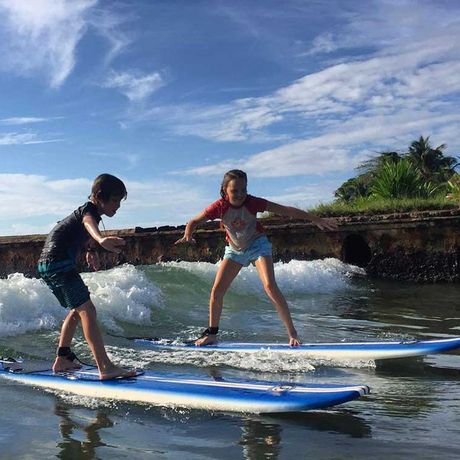 Blick auf zwei Surfer beim Surfkurs in der Karibik