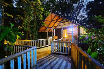 Aninga Lodge Bungalow Weg zum Bungalow