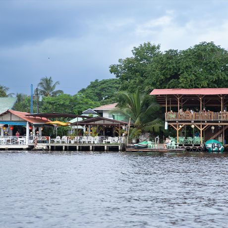 Restaurant Fluss Costa Rica Blick auf ein Restaurant direkt an einem Fluss Costa Ricas