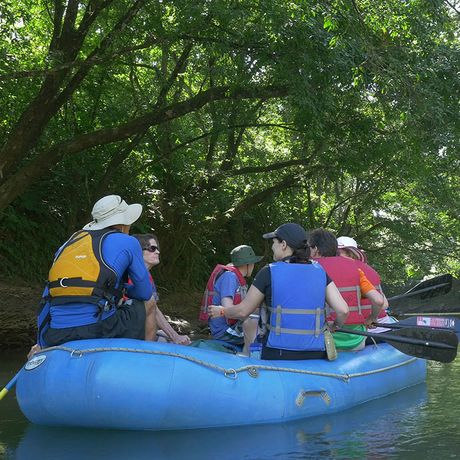 Blick auf eine Ausflugsgruppe im Boot bei der Flusssafari Peñas Blancas