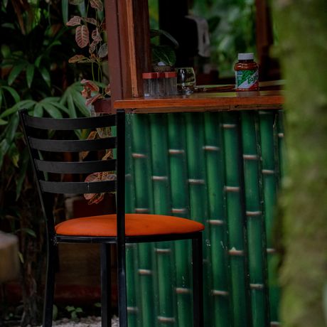 Ökolodge Arenal Oasis Galerie Sicht auf Bar mit Hocker