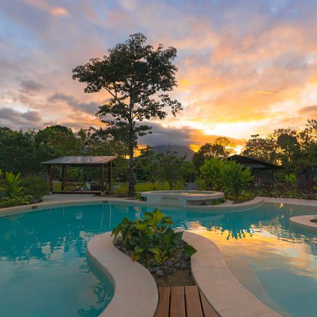 Arenal Glamping Galerie Ansicht Pool am Abend