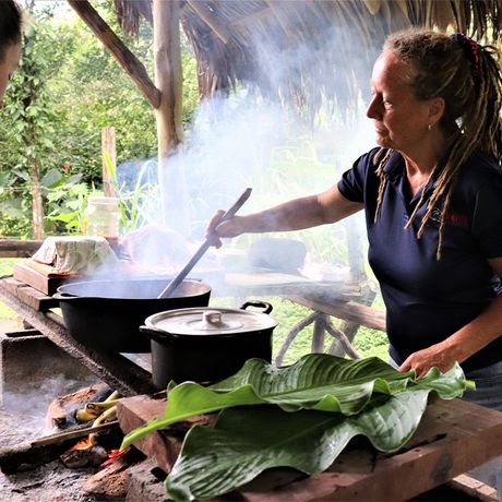 Blick auf eine Person beim Kochen in Costa Rica