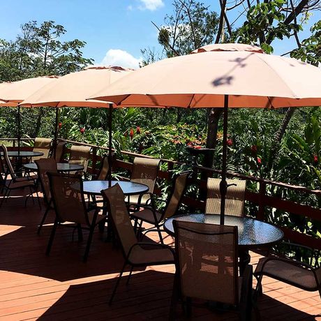 Blick auf die Terrasse des Restaurants der Bungalow & Cabina Tenorio Lodge