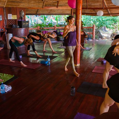 Bei einer Yogastunde in Costa Rica tanken Sie Kraft