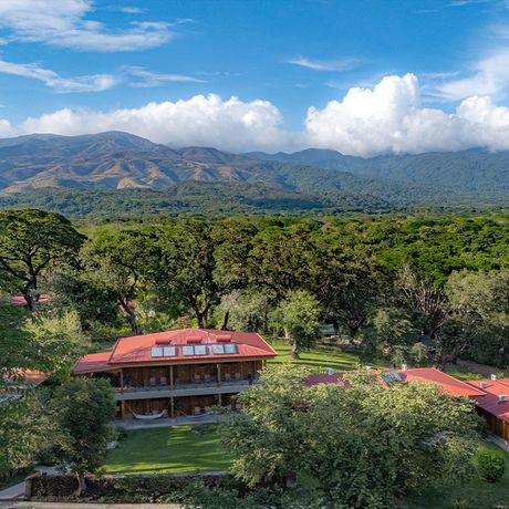 Hotelanlage Wald Costa Rica Blick auf eine Hotelanlage am Rande eines Waldes in Costa Rica
