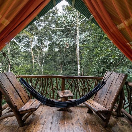 La Tigra Rainforest Lodge Galerie Frontansicht Balkon mit Hängematte