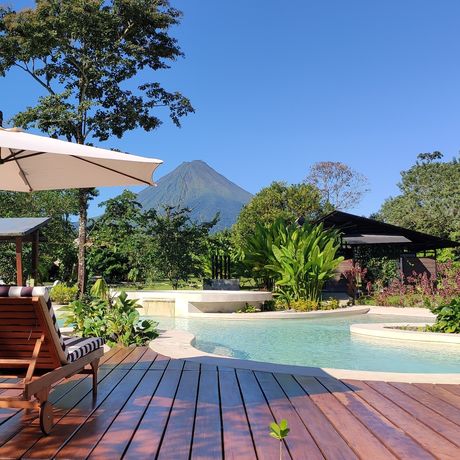 Arenal Glamping Galerie Rückansicht Pool und Vulkan