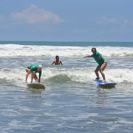 Blick auf zwei Surferinnen beim Surfkurs in Dominical