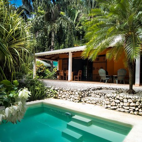 Der türkisblaue kleine Badepool ist zwei Steinstufen von der farbenfrohen Villa Caribe entfernt. 