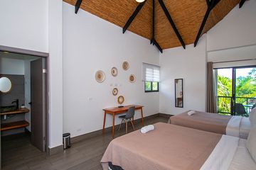 Hotel Yuli Familienzimmer Betten braun
