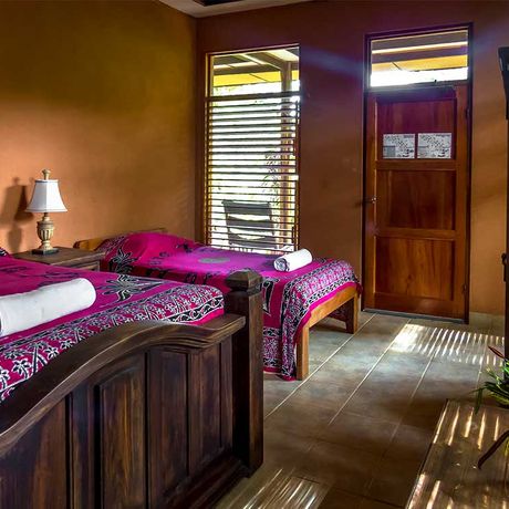 Blick auf zwei Betten eines Haciendazimmers der Dschungel-Lodge Luna Lodge 