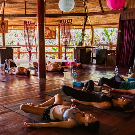 Dehnen Sie Ihre Muskeln und tanken Sie neue Energie bei einer Yogastunde in Costa Rica. 